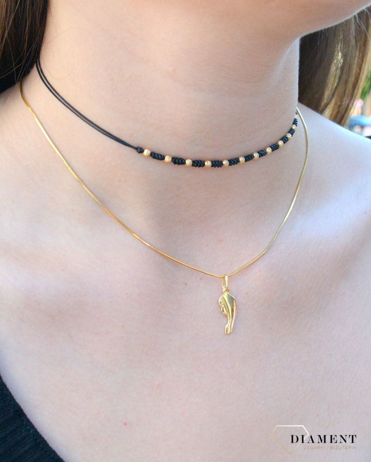 Złota zawieszka 333 Medalik Wizerunek Matki Boskiej ZA 1434A 333. Wyjątkowy, złoty medalik wykonany z próby złota 333 o wadze około 0,66 g. Oryginalna forma delikatnej zawieszki ujmuje kunsztem i pre.jpg